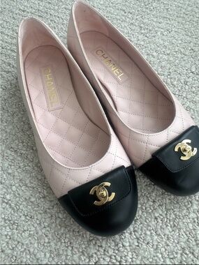 CHANEL Quilted Ballet Flats in Pale Pink and Black with Gold CC